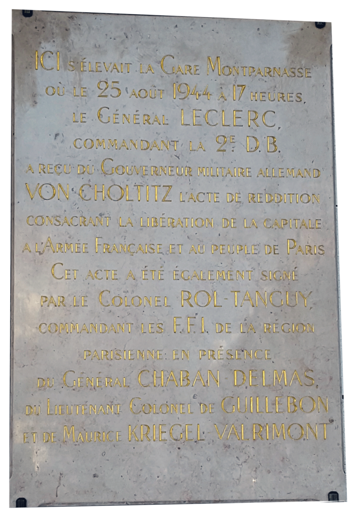 Plaque apposée à l'emplacement de l'ancienne gare Montparnasse (Crédit : Les Montparnos)