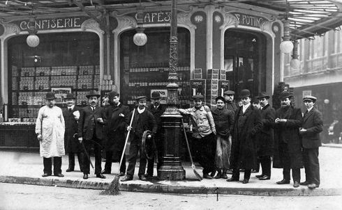 Employés Félix Potin, devant l'immeuble de la rue de Rennes, vers 1900