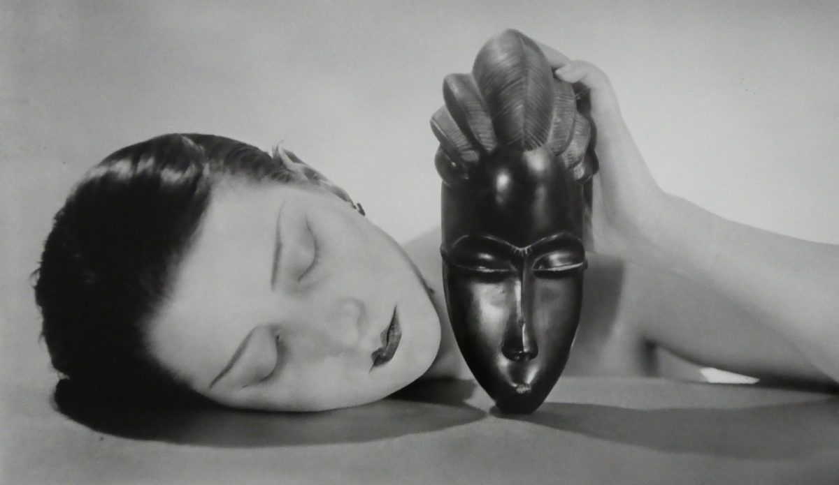 Pour la photographie "Noir et blanche" de Man Ray, Kiki de Montparnasse pose avec un masque Baoulé appartenant sculpteur et verrier américain Georges Sakier.