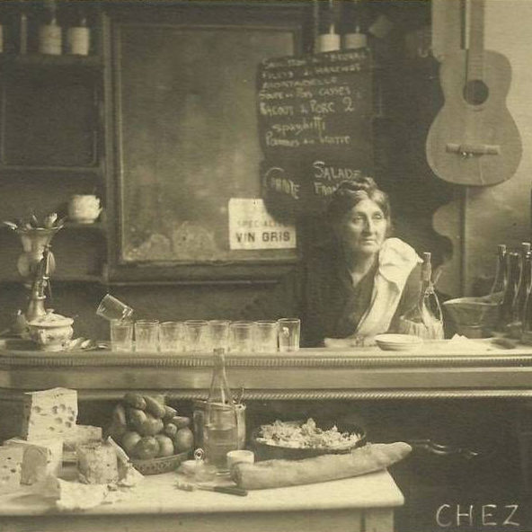 Rosalie Tobia au comptoir de sa crèmerie-restaurant au 3 rue Campagne-Première