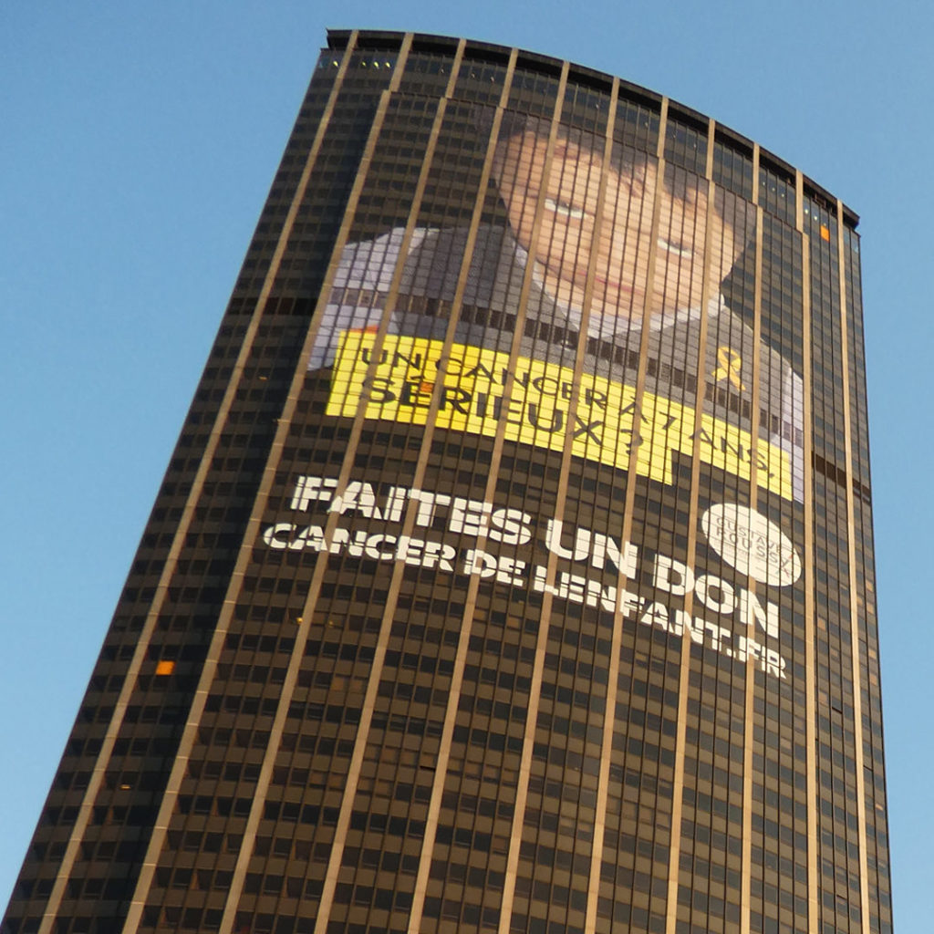 Sur la façade de la Tour Montparnasse, campagne contre le cancer des enfants