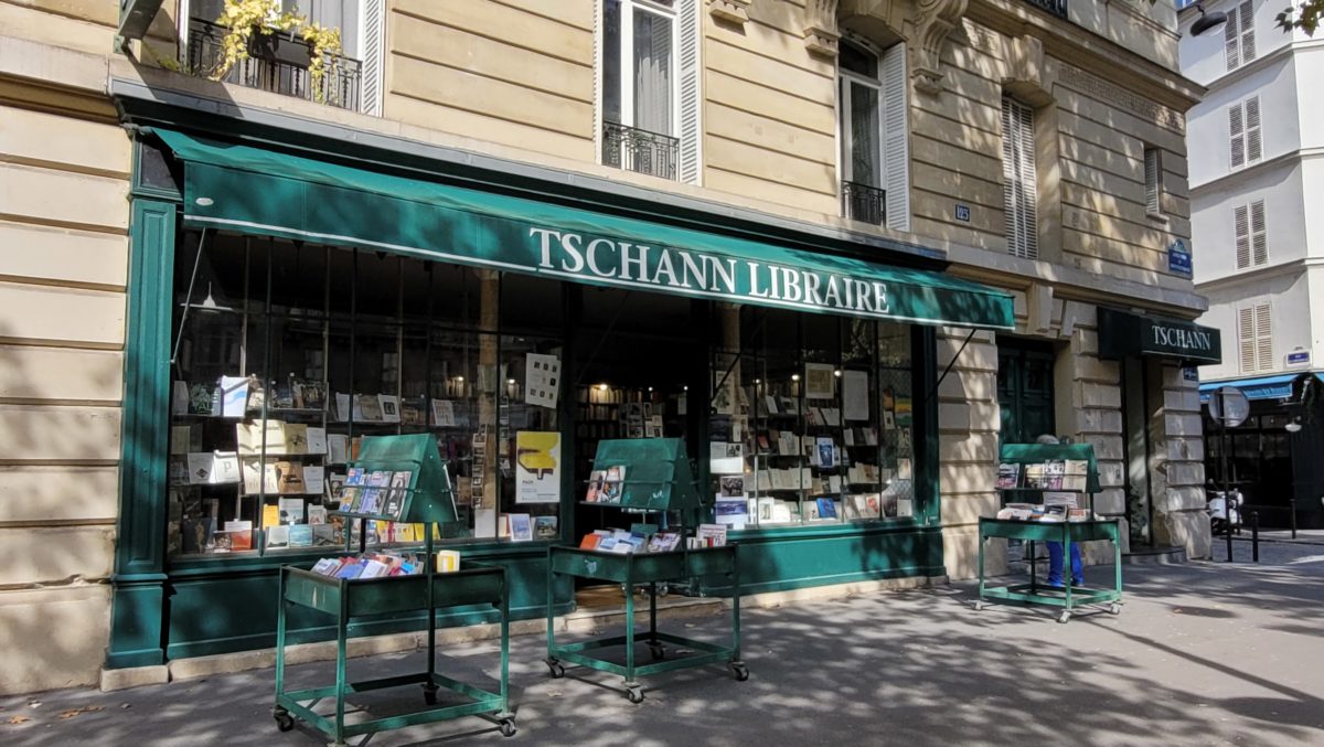 Vitrines de la librairie Tschann, 125 bd du Montparnasse, Paris 6e arrondissement.