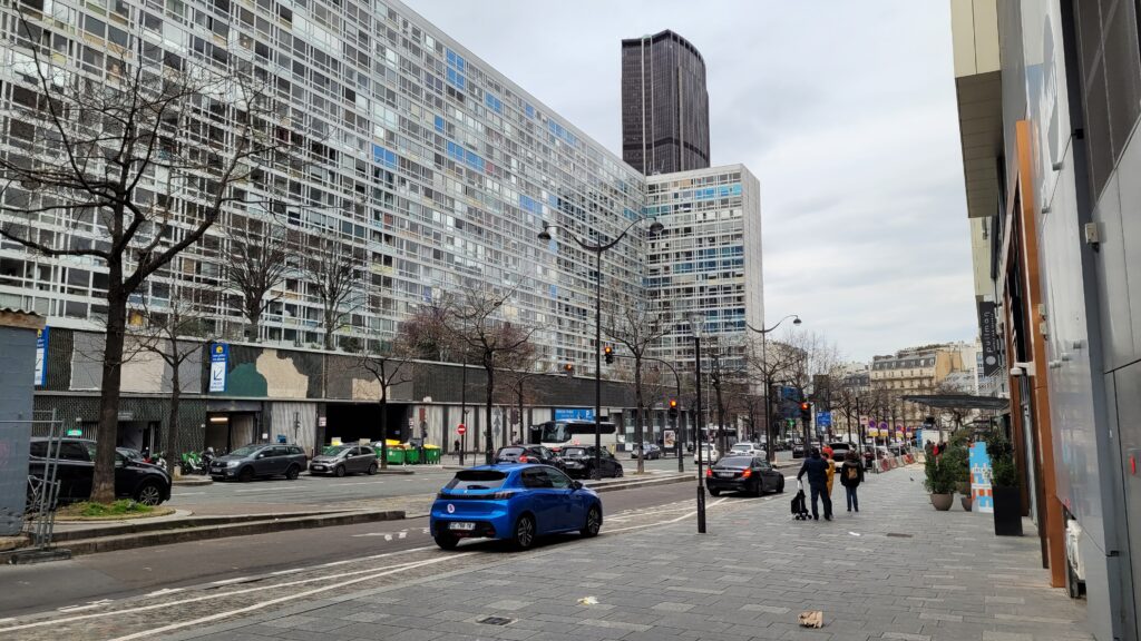 Immeuble Mouchotte, rue du Commandant René Mouchotte avec dans le fond la Tour Montparnasse