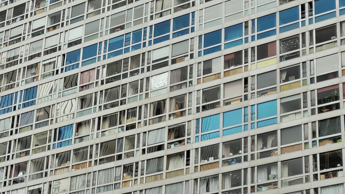 Détail de la façade de l'immeuble Mouchotte montrant la trame écossaise