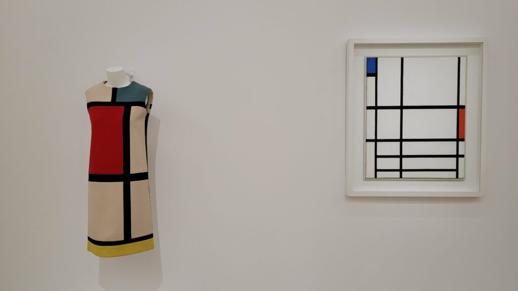 Yves Saint Laurent a beaucoup été inspiré par les artistes de son époque, comme par exemple pour cette robe Mondrian, qu'on pouvait voir en 2022 dans l'exposition "Yves Saint Laurent aux musées" au Centre Pompidou (Photo : Les Montparnos, février 2022)
