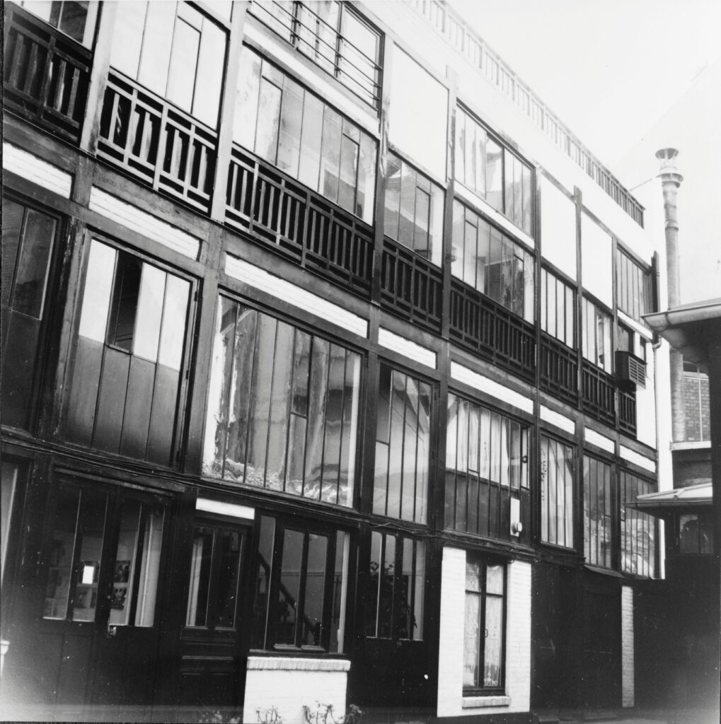 Cour du 278 bd Rapsail à Paris. Piet Mondrian avait son atelier à cette adresse de 1936 à septembre 1938 (crédit : Herbert Henkels, 1984 - Source : RKD)