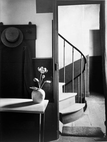 Palier et entrée de l'appartement de Piet Mondrian au 26 rue du Départ à Paris (Photo : André Kertész, 1926 - Source : RKD)