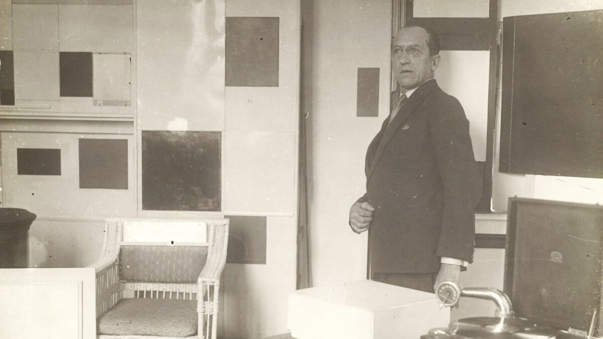 Piet Mondrian dans son atelier du 26 rue du Départ à Montparnasse en 1929 (photo : anonyme - source : RKD)