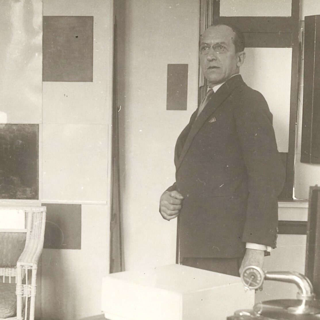 Piet Mondrian dans son atelier du 26 rue du Départ à Montparnasse en 1929 (photo : anonyme - source : RKD)